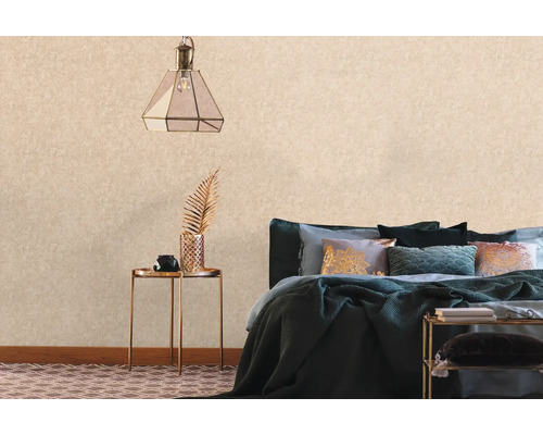 Slaapkamer met patroonbehang, bed en nachtkastje