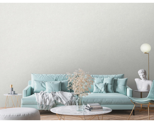 Woonkamer met bank, tafel en decoraties