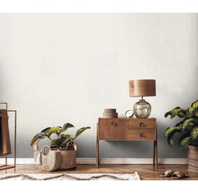 Lichte kamer met behang met patroon, dressoir, lamp en kamerplanten