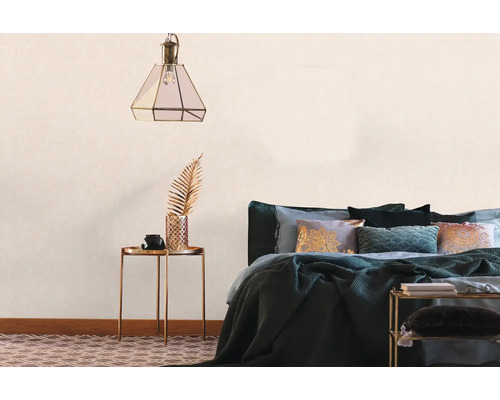 Slaapkamer met bed, nachtkastje, lamp en patroonbehang