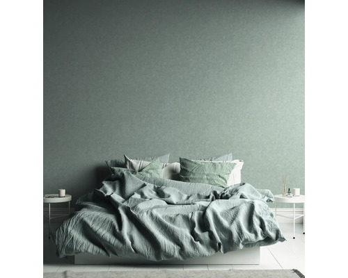 Slaapkamer met bed, nachtkastjes en wanddecoratie voor een rustige sfeer