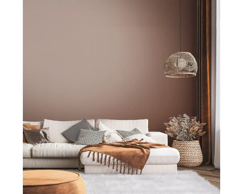 Woonkamer met bank, kussens, deken, lamp, gordijn en decoratie in een helder en gezellig ontwerp.