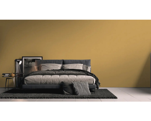 Slaapkamer met bed, nachtkastje en tapijt voor een muur