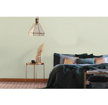 Slaapkamer met bed, nachtkastje en hanglamp