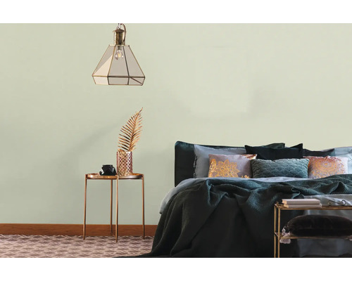 Slaapkamer met bed, nachtkastje en hanglamp