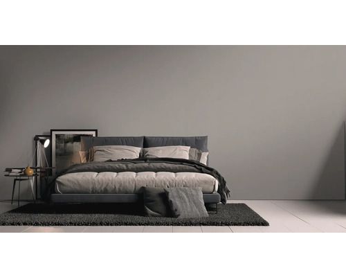 Slaapkamer met bed, nachtkastje, lamp en vloerkleed