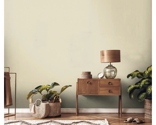 Decoratief interieur met houten meubels, tafellamp en kamerplanten