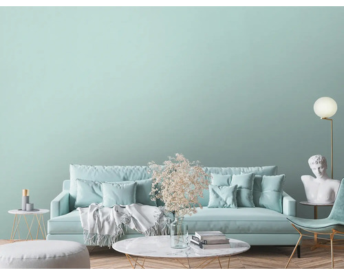 Woonkamer met bank, fauteuil, tafel, staande lamp en decoraties voor een heldere en georganiseerde sfeer.