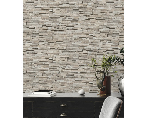 Woonkamer met behang in steenlook en dressoir