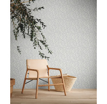 Scène met patroonbehang, stoel en decoratie