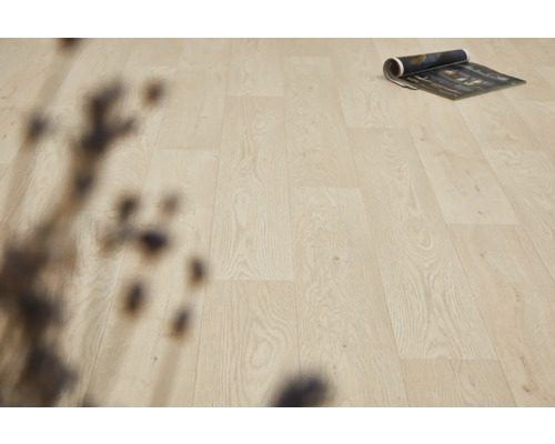 Lichte laminaatvloer met houtstructuur en tijdschrift