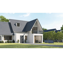Huis met pannendak, balkon en zonnepanelen in de tuin