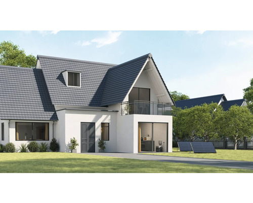 Huis met pannendak, balkon en zonnepanelen in de tuin