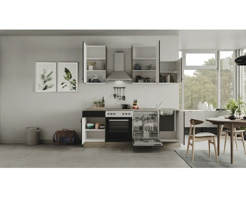 Moderne keuken met keukenkasten, vaatwasser, fornuis en afzuigkap in een lichte ruimte.