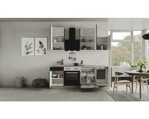 Moderne keuken met witte kasten, zwarte afzuigkap en vaatwasser