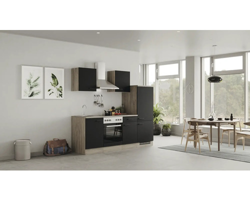 Lichte keuken met keukenblok, eettafel en decoratie in een heldere ruimte.