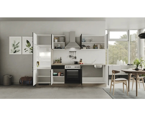 Lichte keuken met inbouwapparatuur, kasten en eettafel