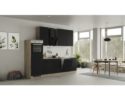 Moderne keuken met kasten, rekken en apparaten in een lichte ruimte.