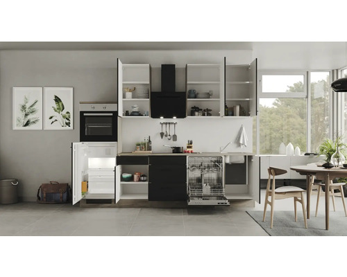 Lichte keuken met inbouwkasten, spoelbak, vaatwasser en afzuigkap