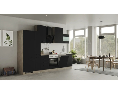 Moderne keuken met keukenkasten, gootsteen, fornuis en afzuigkap in een lichte ruimte met eethoek.