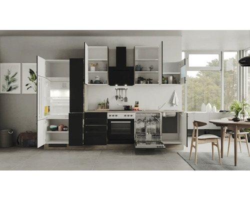 Lichte keuken met keukenkasten, spoelbak, vaatwasser en eettafel