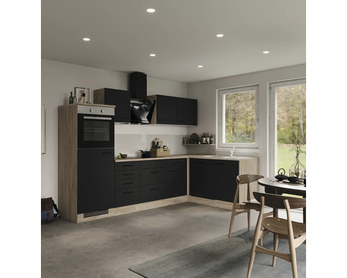 Lichte keuken met zwarte fronten en houten elementen, inclusief eettafel en stoelen.