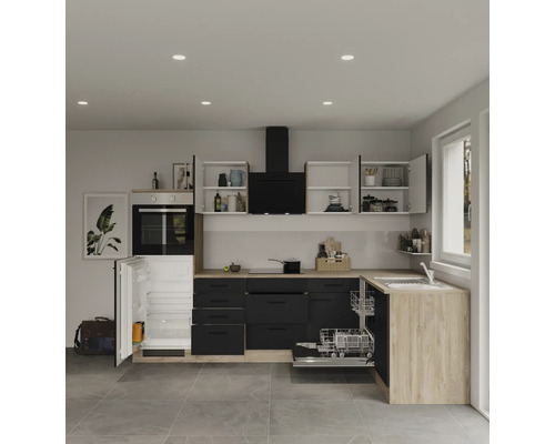 Moderne keuken met zwarte kasten, vaatwasser en open koelkast.