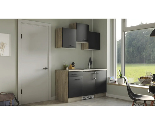 Moderne keuken met bovenkasten, spoelbak en elektrische apparaten in een lichte ruimte.