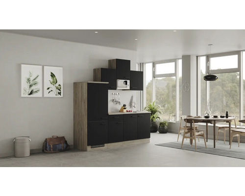 Keuken met keukenkasten, magnetron en eettafel in moderne stijl in een lichte ruimte.