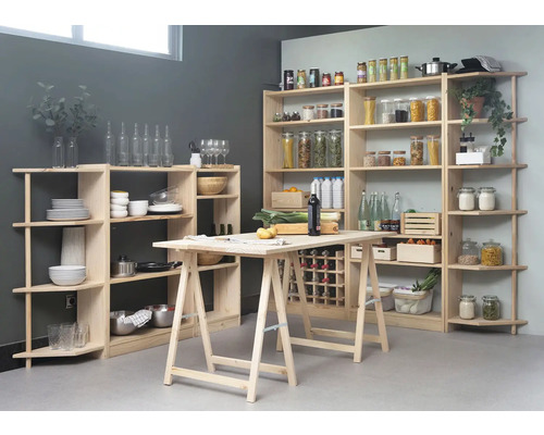 Lichte keuken met houten rekken en tafel