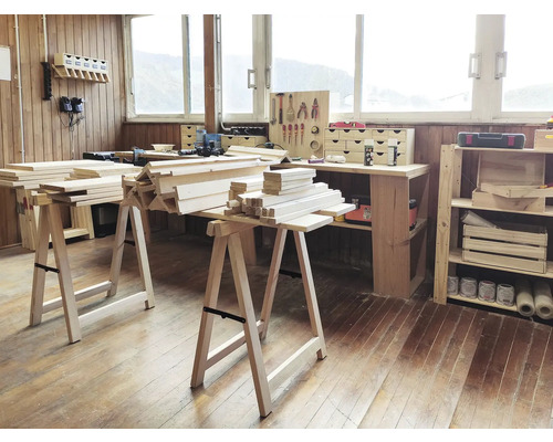 Werkplaats met houten schragen en stapels hout