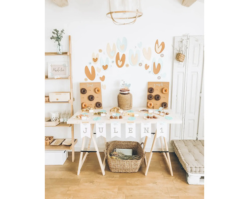 Versierde verjaardagstafel met donuts, taart en snacks voor een feest