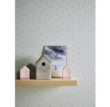 Wanddecoratie met patroonbehang, decoratiehuisjes en foto op een houten plank