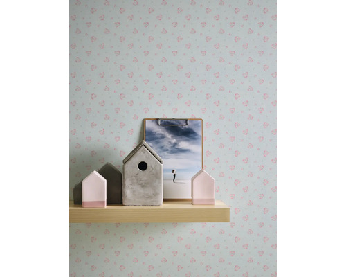 Wanddecoratie met patroonbehang, decoratiehuisjes en foto op een houten plank