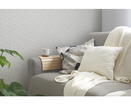 Gezellige zithoek met bank, kussens, deken en armleuningblad voor een kopje