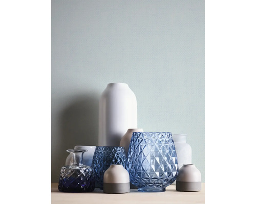 Arrangement van verschillende vazen van glas en keramiek