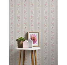 Decoratief behang met bloemmotief en strepen op een accentmuur
