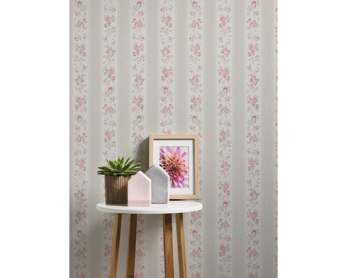 Decoratief behang met bloemmotief en strepen op een accentmuur