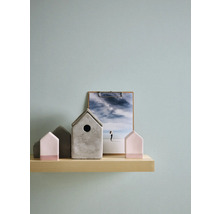 Decoratieve huizen, foto en houten plank aan de wand