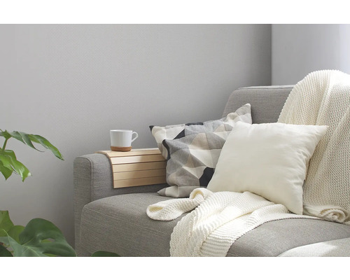 Gezellige zithoek met bank, kussens, deken en opbergplank