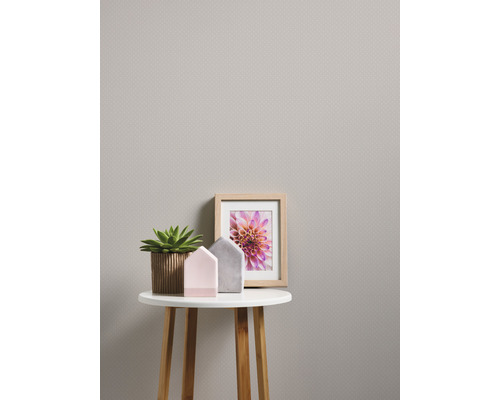 Close-up van een subtiel patroonbehang dat dient als achtergrond voor een tafel met decoratie