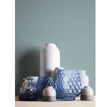 Diverse decoratieve vazen op een tafel