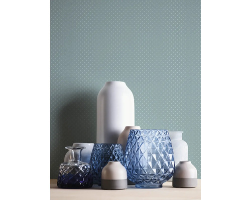 Diverse decoratieve vazen op een tafel