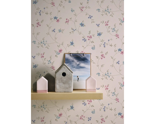 Behang met bloemmotief en plank met decoratie