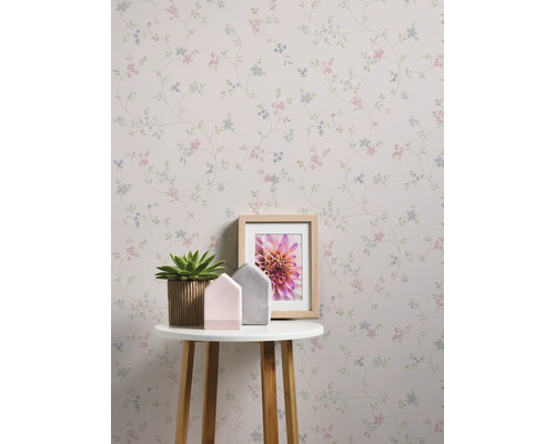 Kamerweergave met bloemenbehang, tafel, kamerplant en decoratie
