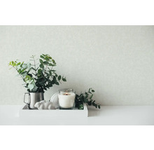 Decoratief dienblad met kaars, decoratief figuur, eucalyptus en behang met bloemmotief