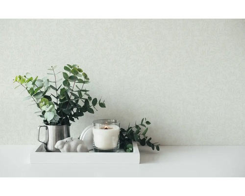 Decoratief dienblad met kaars, decoratief figuur, eucalyptus en behang met bloemmotief