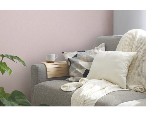 Grijze bank met kussens, deken en houten tafel