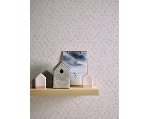 Behang met bloemmotief, gedecoreerd met fotolijst en decoratieve huizen op een plank