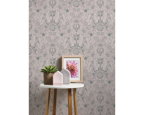 Behang met bloemmotief en decoratieve elementen op een klein tafeltje